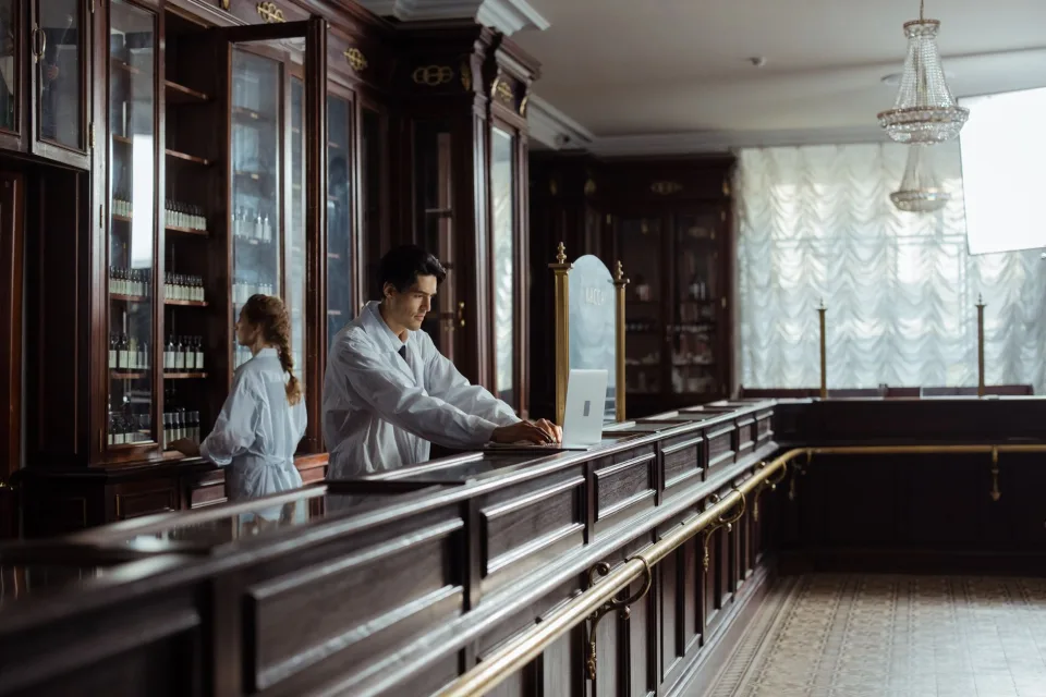 Khách được tư vấn tại quầy